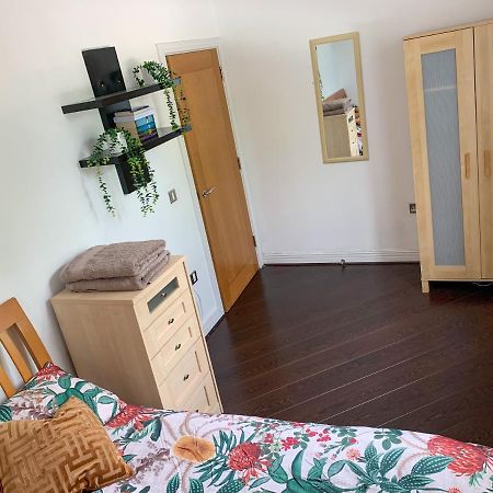 Room In Stratford With Private Bathroom And Parking London Eksteriør billede
