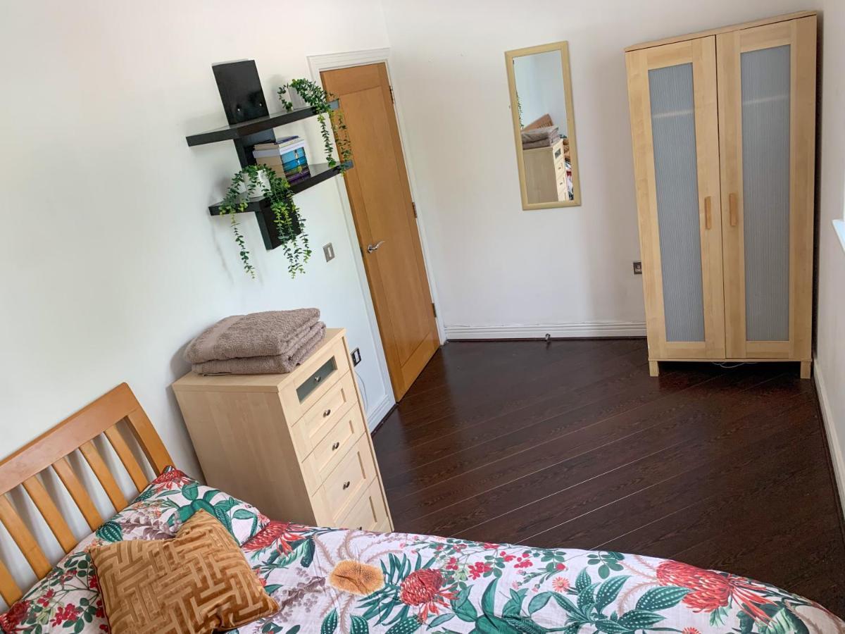 Room In Stratford With Private Bathroom And Parking London Eksteriør billede